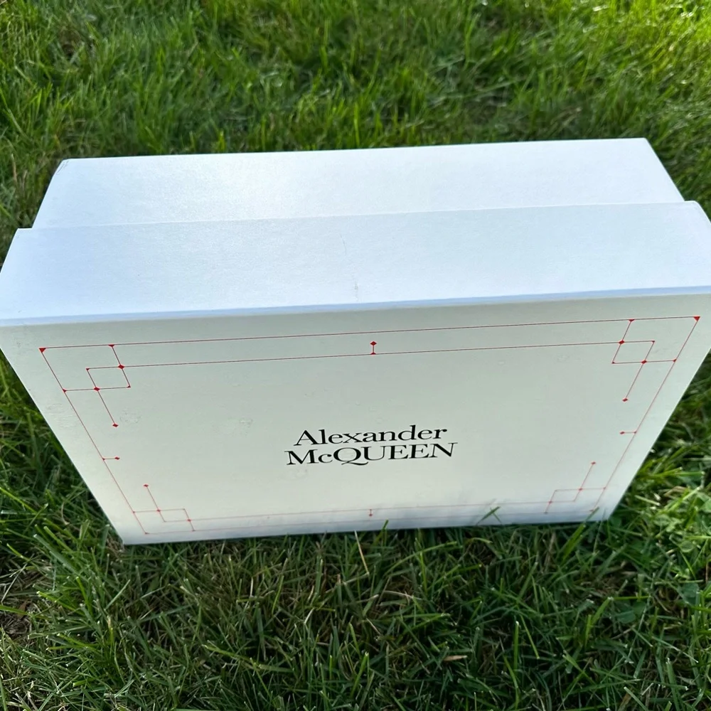 Empty box - Picture 2 of 3